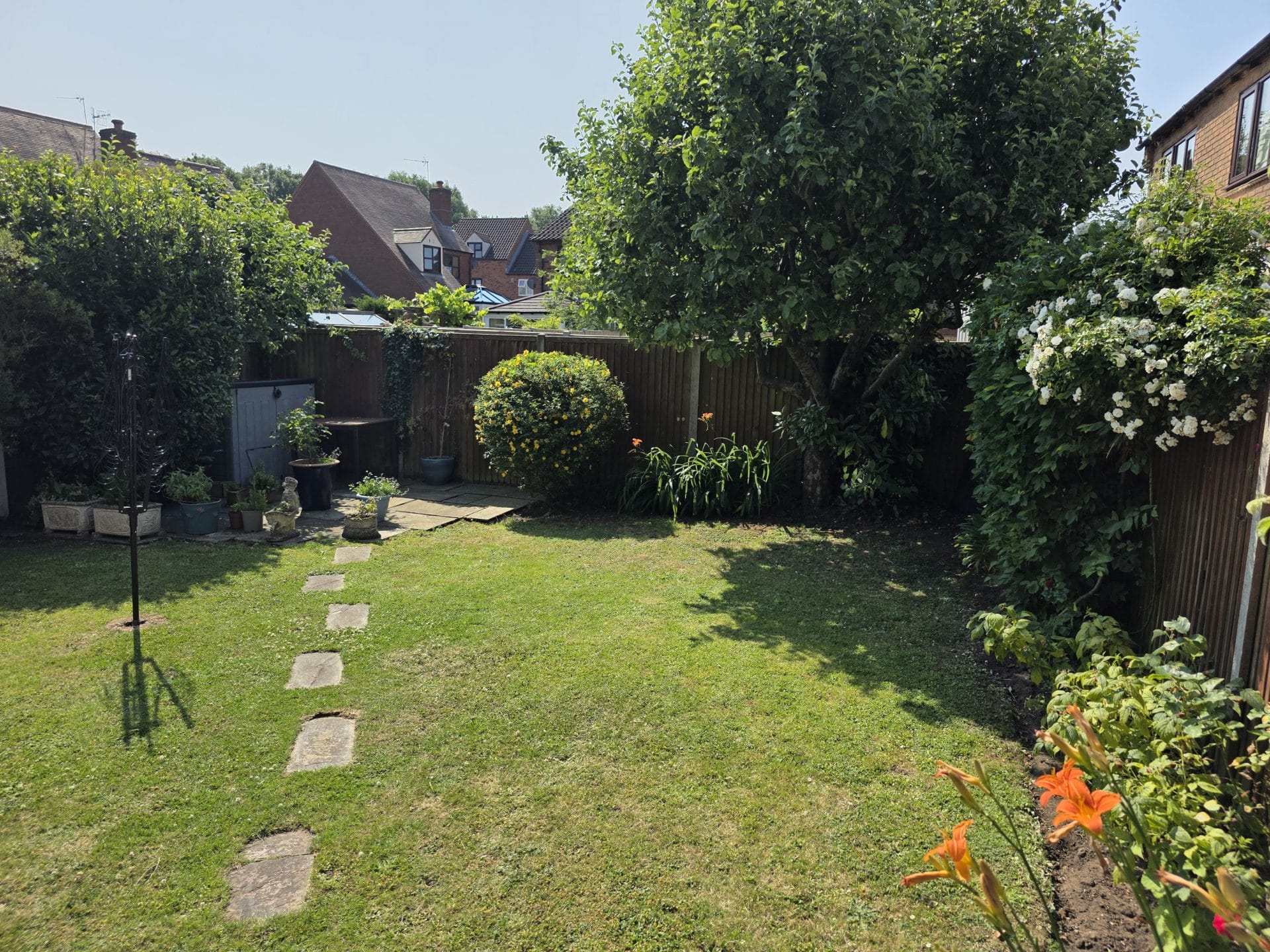 Garden maintenance Kidderminster – neatly edged lawn with stepping stones.