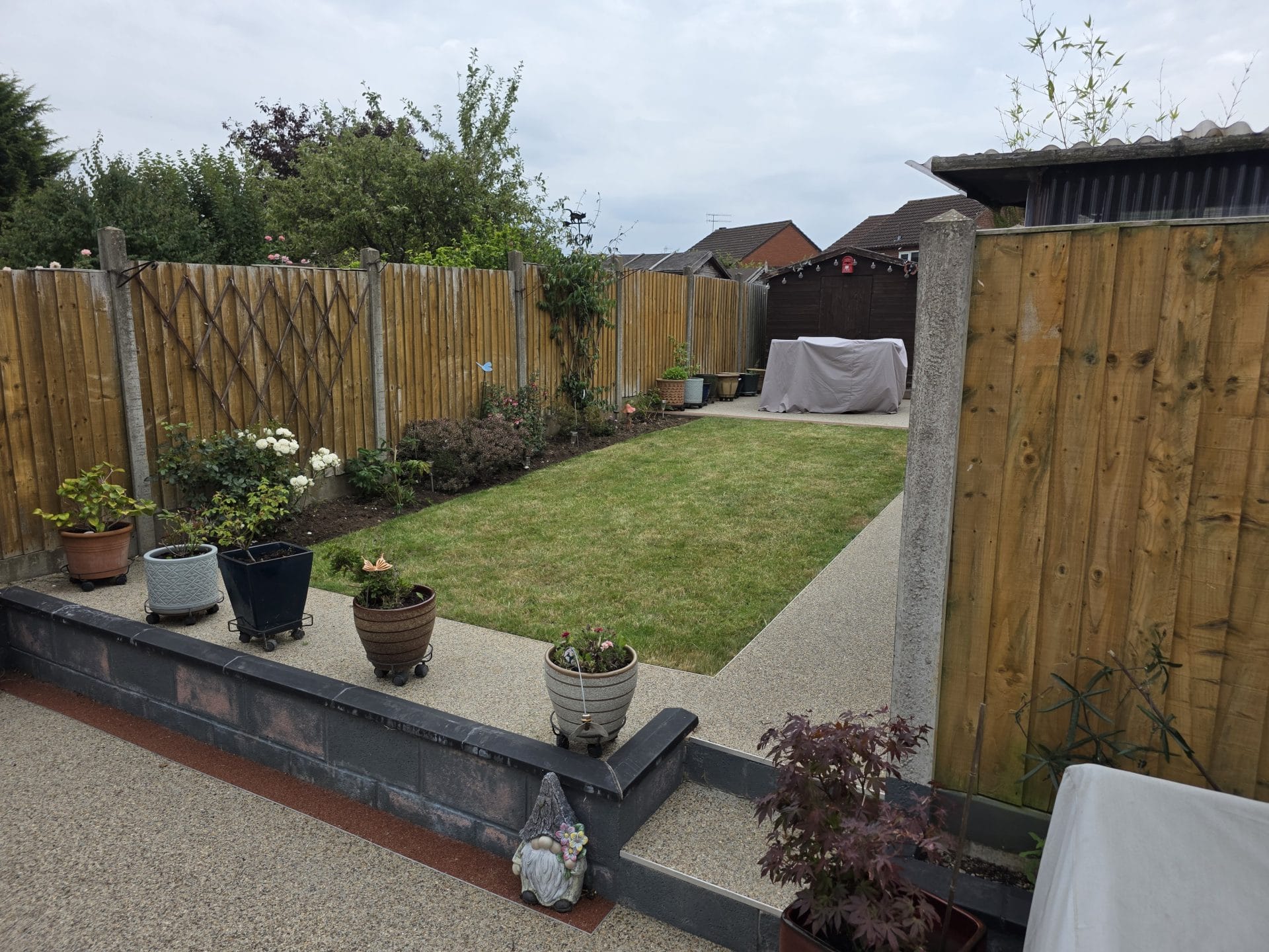 Garden fencing Worcester – rear garden boundary and lawn maintenance.